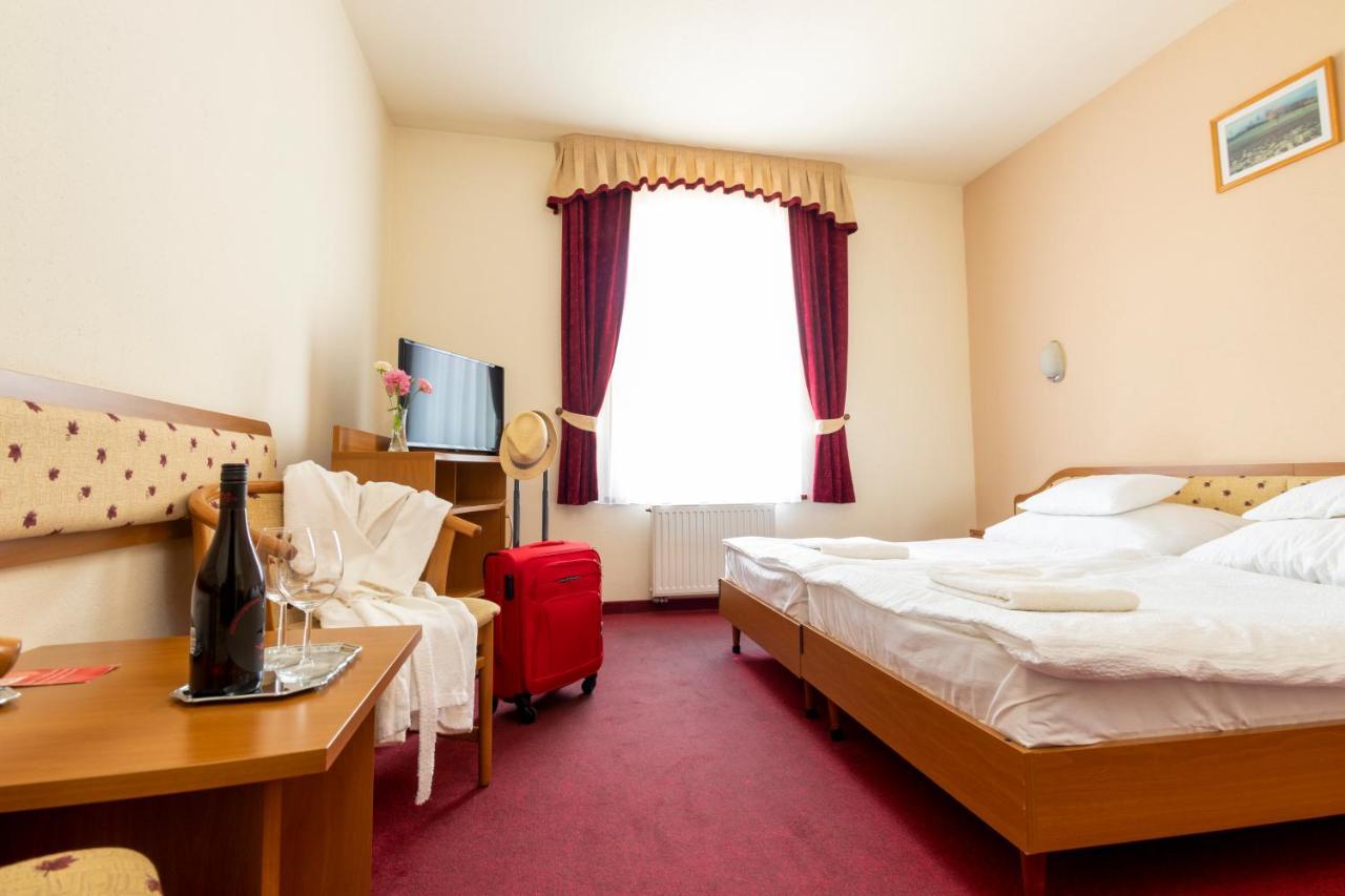 Hotel Imperial Gyogyszallo Es Gyogyfurdo Кишкёрёш Экстерьер фото